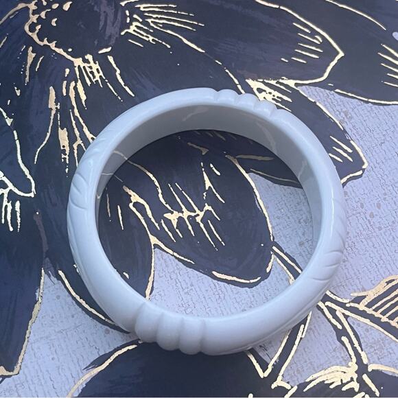 Vintage 70s Carved Pure White Lucite Bangle Bracelet Leaves Pattern A3 - Picture 8 of 13